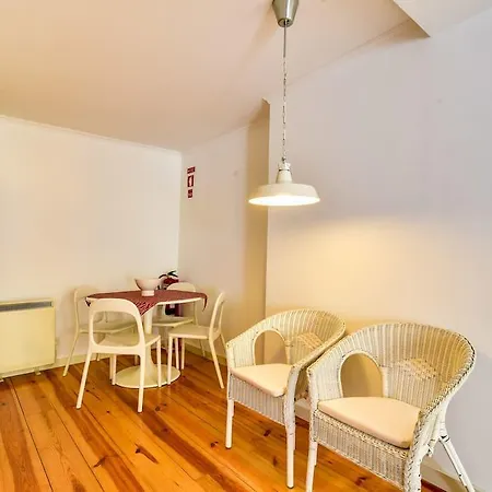 아파트 Cozy With Terrace In Bairro Alto